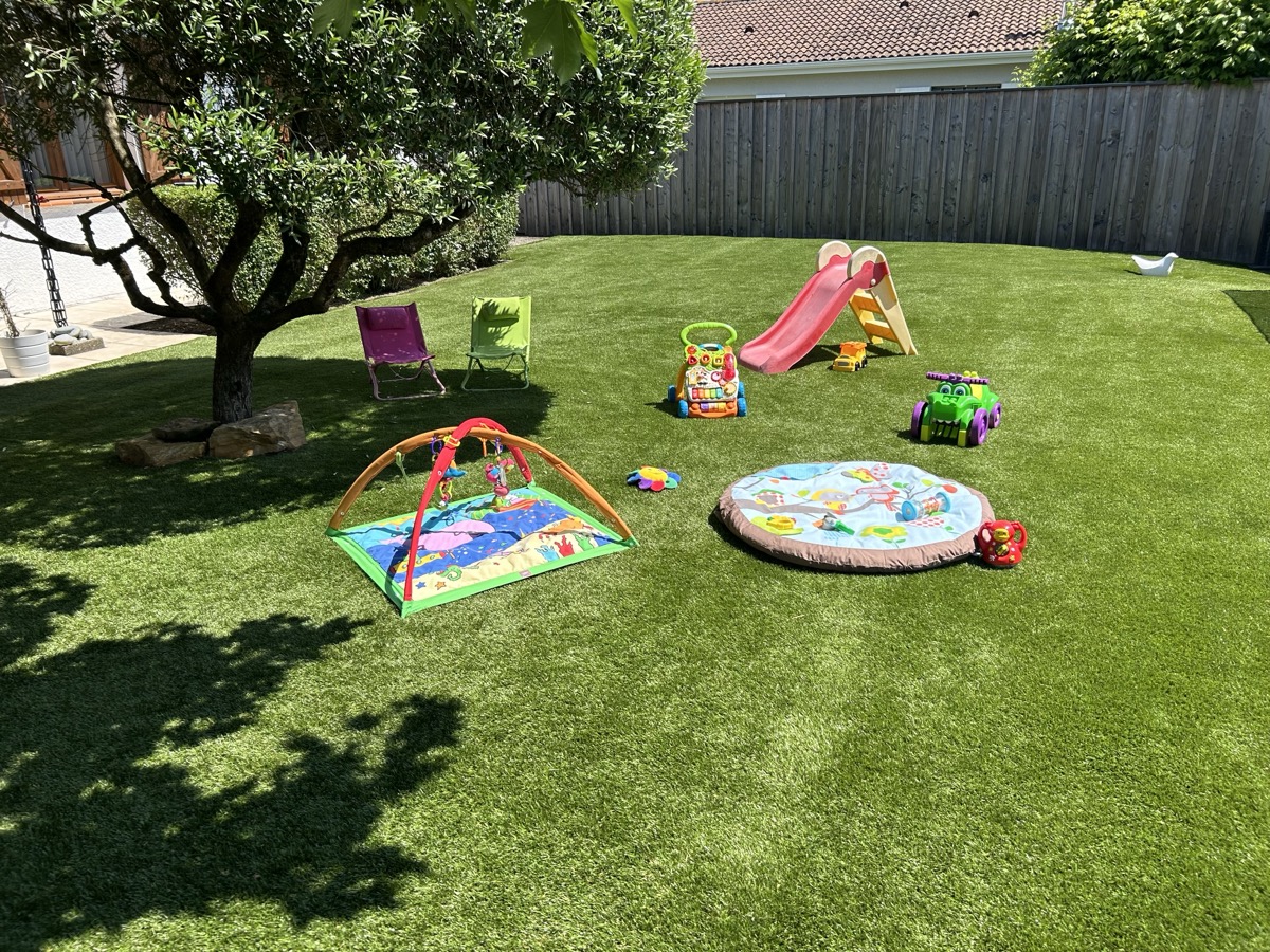 Jardin extérieur sécurisé avec toboggan chez l'assistante maternelle Sylvie à Cadaujac