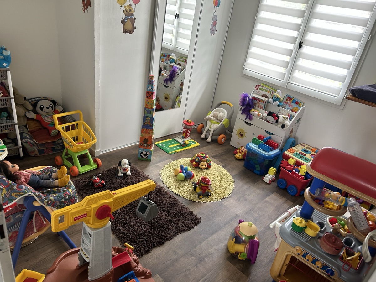 Salle de jeux intérieure pour enfants chez l'assistante maternelle Sylvie à Cadaujac